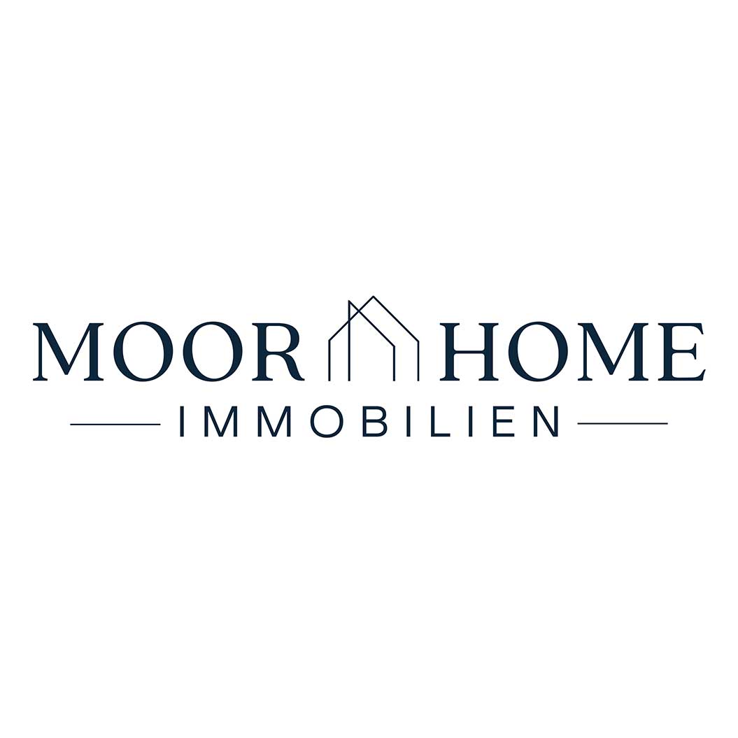 Logo von Moor Home Immobilien mit stilisiertem Haus in schwarzer Schrift auf weißem Hintergrund.